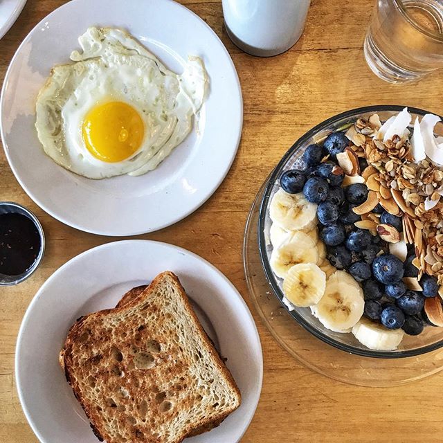 //My Breaky of Champions this AM! Chia seed Bowl with fruit, Sourdough Toast with an Egg 🍳 To me, Breakfast isn’t the most important meal of the day— But today, THIS one was worth it. I love breakfast foods 😍 I normally fast until 11 or 12, sometimes later and always with intention. Your body is still using the food you had at dinner time for energy so you don’t necessarily have to replenish right when you wake. (Except for water with lemon). But every BODY is made differently and everyone has to do what’s right for their body. This also depends on your goals and needs if fasting is necessary or not. I started practicing intermittent fasting 4-ish years ago when i was competing and not knowing anything about it but what I realized was it helped me in multiple aspects to my health. (Weightloss, Stamina, Alertness, Digestion..to name a few!) and to date, i still continue to intermittent fast because my body works much more efficiently and effectively. Always do your research and talk to your nutritionist about what’s best for you!
.
.
.
#wakeywakey #eggsnbakey #breakfastideas #breakfast #chiaseedpudding #fruit #intermittentfasting #toast #november #mondaymorning #enjoyfood #foodie #foodphotography #foodporn #sunnysideup #healthymeal #eatwell #eatbalanced #foodoftheday #foodofinstagram #cookinglightmagazine
