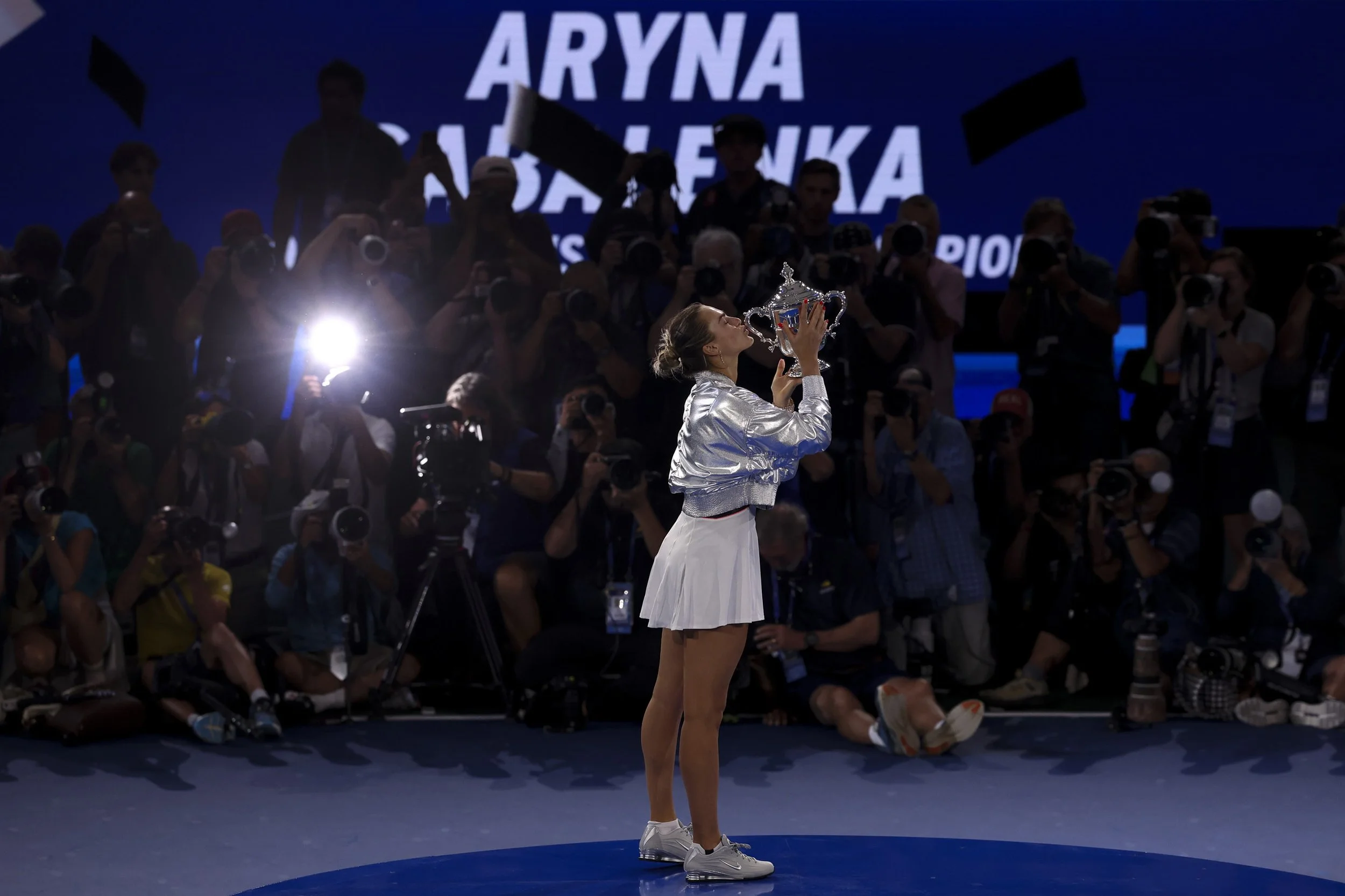  Aryna Sabalenka of Belarus kisses the champions trophy after defeating Amanda Anisimova of the USA during the women's singles final of the US Open Tennis Championships at the USTA Billie Jean King National Tennis Center in Flushing Meadows, New York