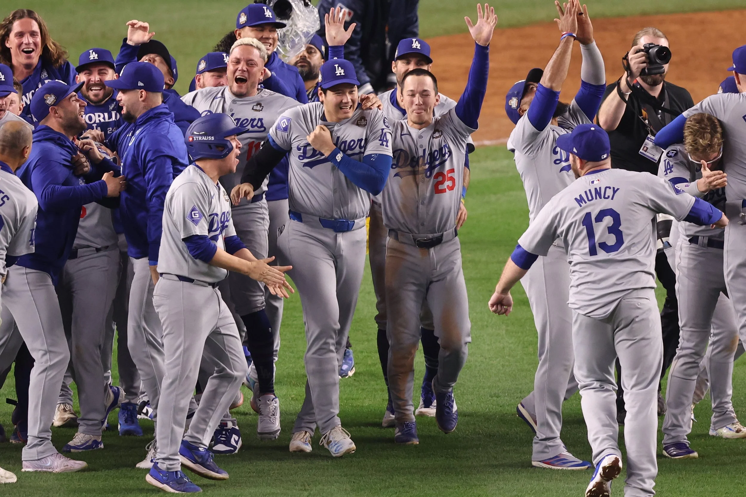  Los Angeles Dodgers Shohei Ohtani (C) celebrates with his teammates after the Dodgers won game five to win the Major League Baseball (MLB) World Series at Yankees Stadium in the Bronx borough of New York, New York, USA, 30 October 2024. 