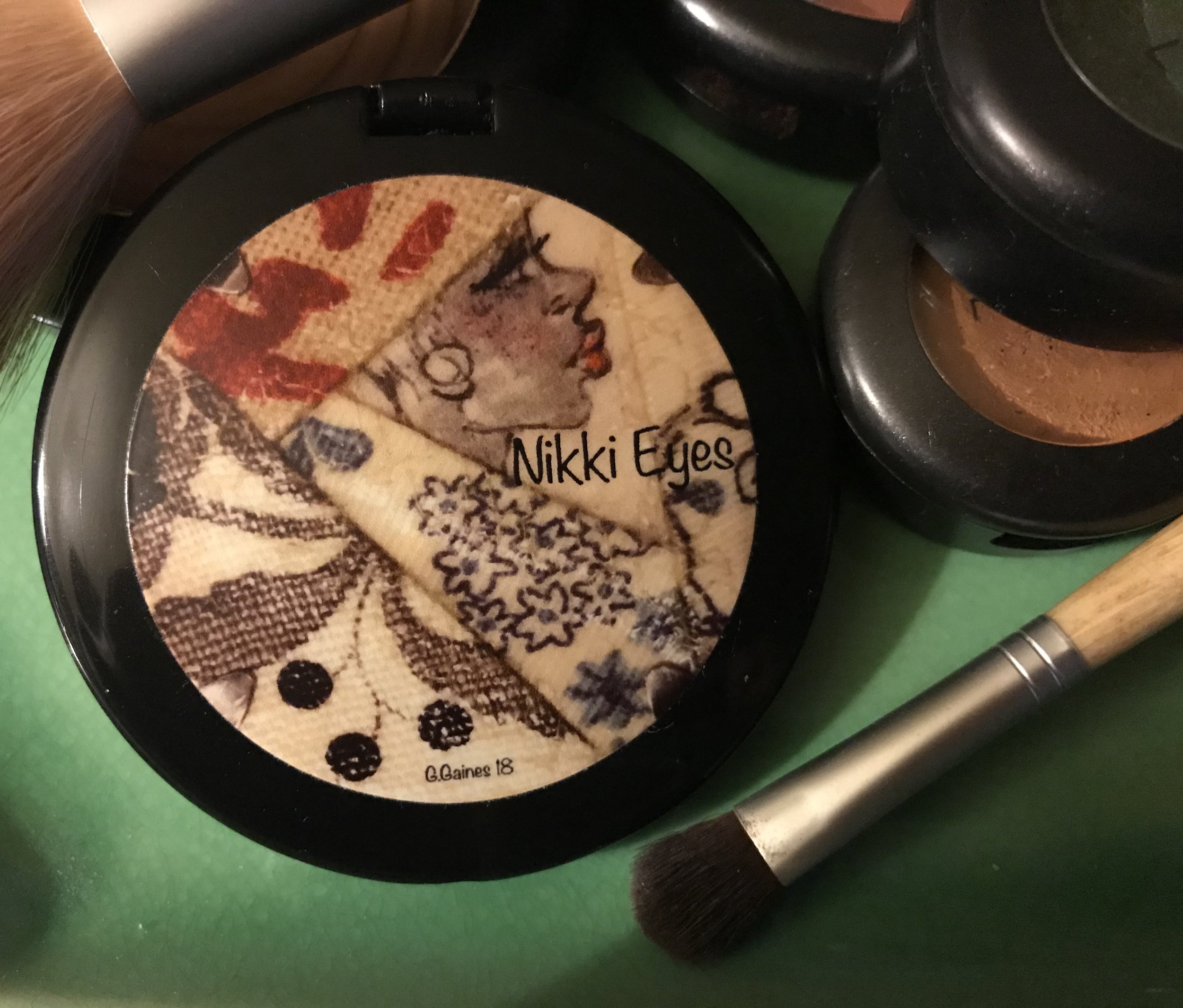  Nikki Eyes compact mirror&nbsp; 