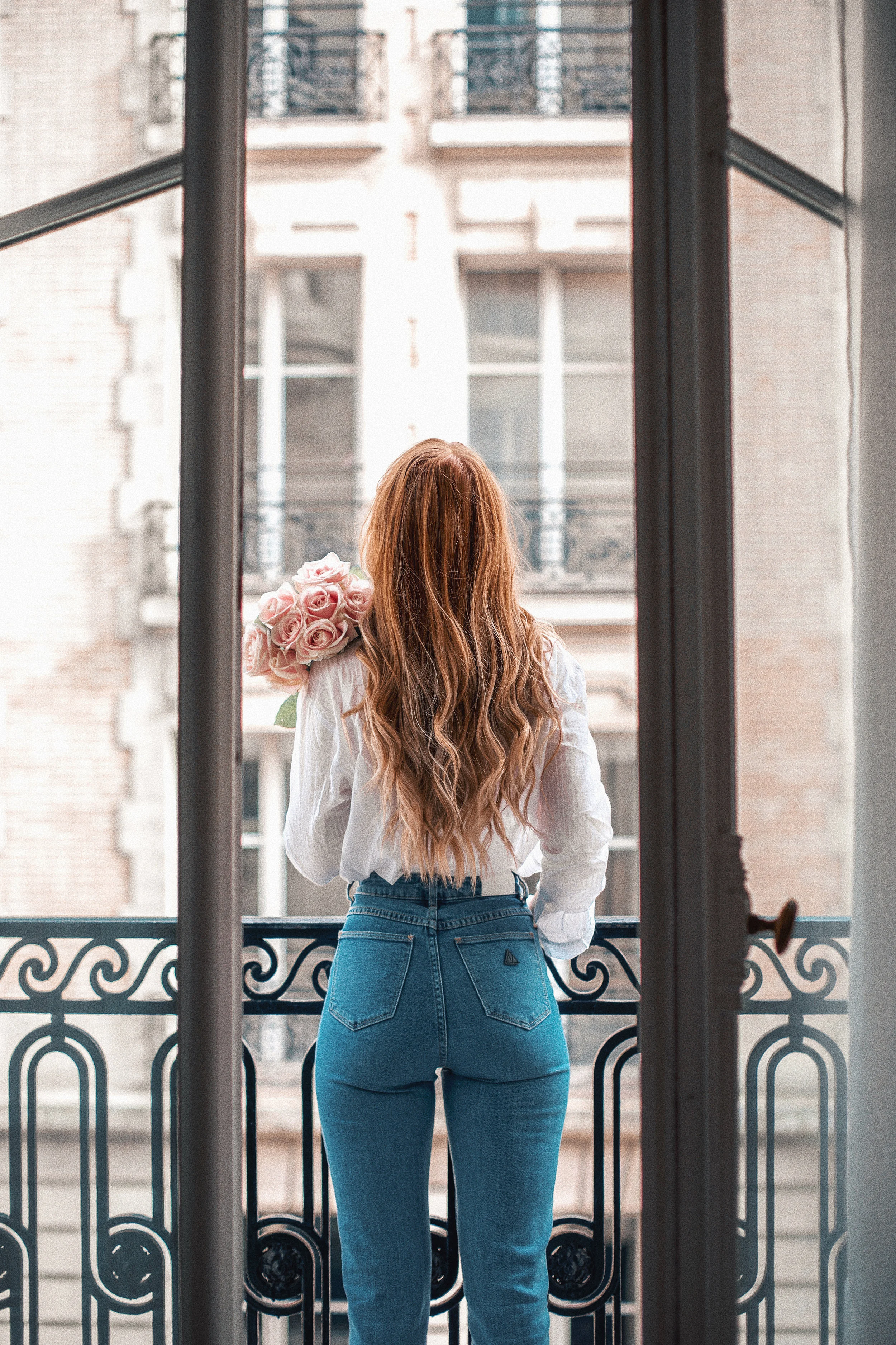 lion-in-the-wild_paris-hotel-balcony-romance-pink-roses_2.jpg