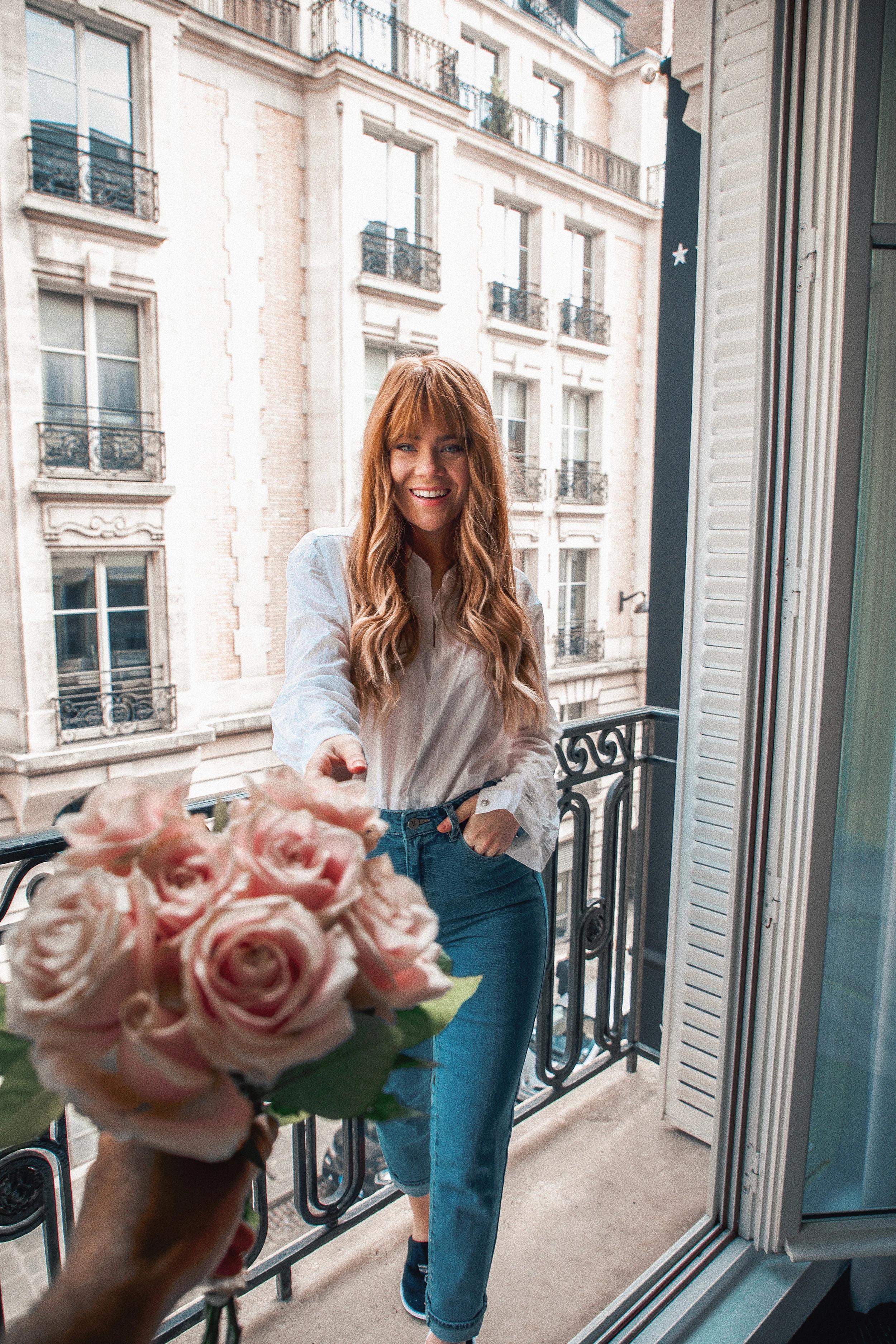 paris-hotel-balcony-romance-pink-roses_4.jpg