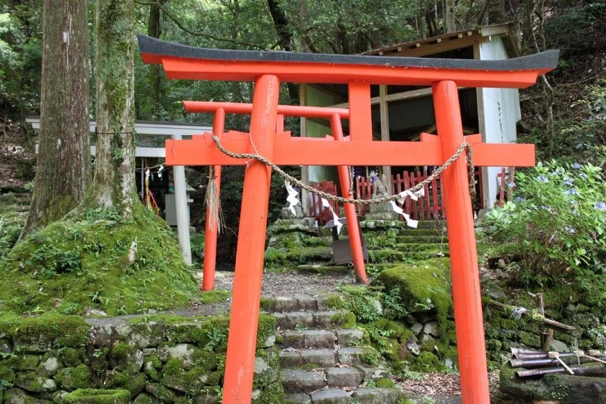 Vermilion gates, called torii , mark the entrances to Shinto shrines along the Kumano Kodo. (Photo: Chloe Berge)