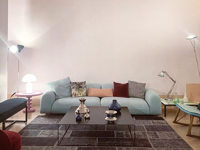 Generous proportions and softly sculpted volumes define the Tokio sofa by #claessonkoivistorune #arflex #zeusnoto #plinioilgiovane #macmamau #tatoitalia #madeinitaly #italiandesign #design #interiordesign #interiors #lagaleriesemaan