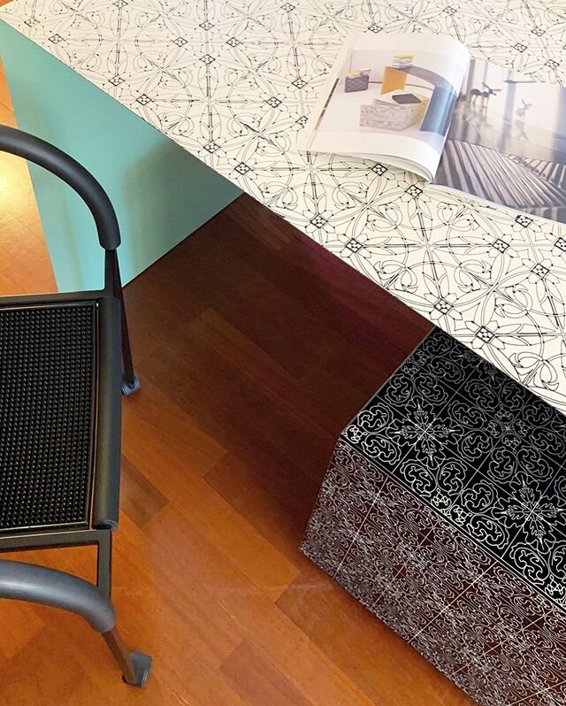 Hand engraved intricate b&amp;w patterns against a pop of color #macmamau #handmade #madeinitaly #italiandesign #zeusnoto #design #interiordesign #interiors #lagaleriesemaan