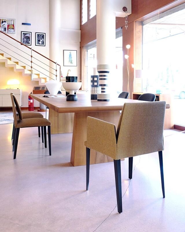Cluny table in solid walnut with pyramidal legs, entirely finished by hand... with the Mar&igrave; chairs and the Sottsass b&amp;w vases #officinarivadossi #baleriitalia #luigibaroli #sottsass #bitossiceramiche #madeinitaly #italiandesign #italiancra