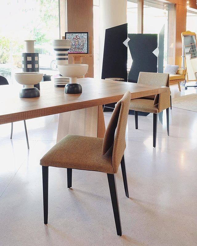 Cluny table in solid walnut with pyramidal legs, entirely finished by hand... with the Mar&igrave; chairs and the Sottsass b&amp;w vases #officinarivadossi #baleriitalia #luigibaroli #sottsass #bitossiceramiche #madeinitaly #italiandesign #italiancra