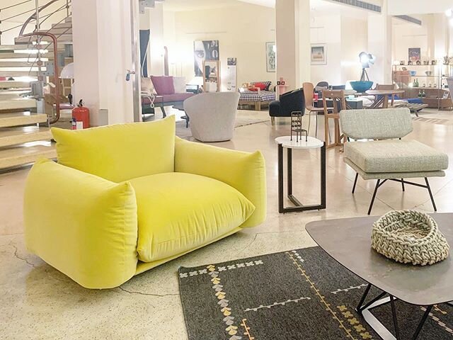 Close-up on the bright yellow velvet Marenco one-seater and its iconic pillow shape and generous proportions #marenco #mariomarenco #arflex #bbpr #zeusnoto #warlirugs #madeinitaly #italiandesign #design #iconic #interiordesign #interiors #lagaleriese