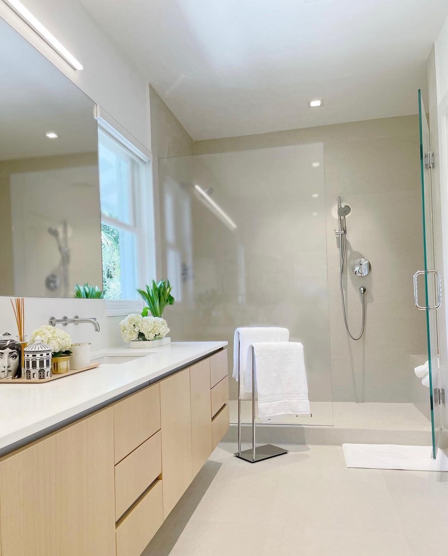 Beautiful bathroom installation and design by @andreamaenzstudio using our stones ✨

We love to see our materials in such amazing work 👏🏻. 

Do you think this bathroom has porcelain or natural stone floors? Comment below ⬇️

#naturalistone #natural