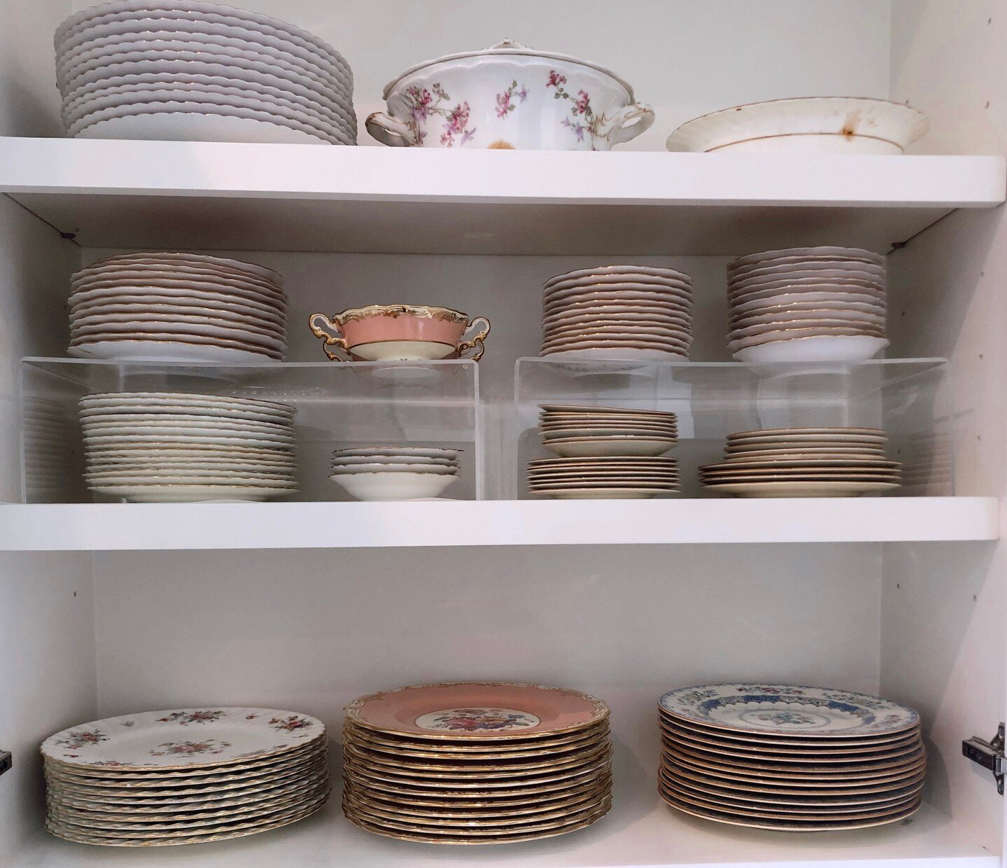 On a scale from 1-10, how aesthetically-pleasing are these china plate stacks? 😍⁠
.⁠
.⁠
.⁠
#neatbymeg #homeorganization #organizationtips ⁠