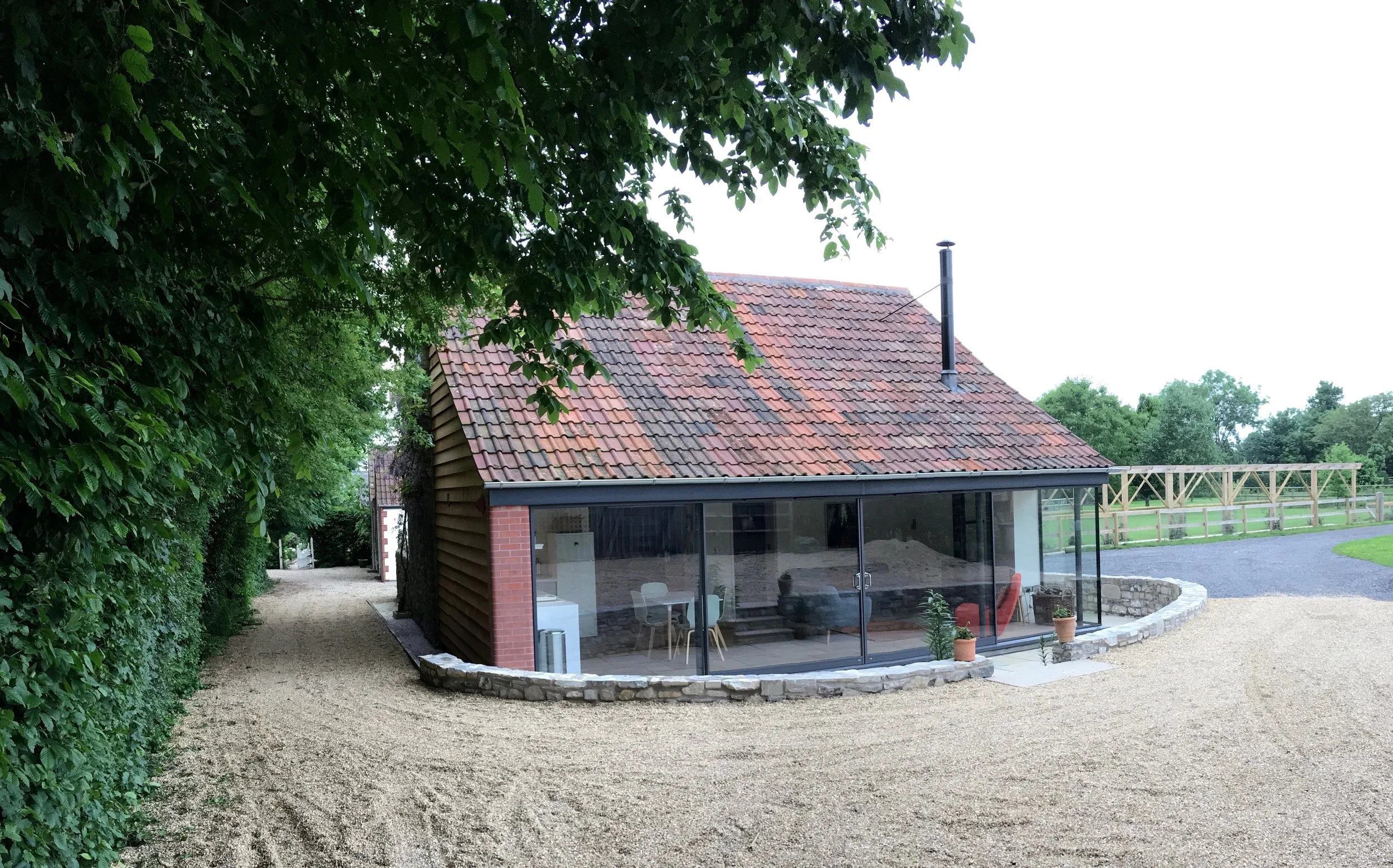 THE DUCK HOUSE - SLEEPS UP TO 4 Features: Two good-sized en-suite bedrooms, outside seating area, kitchen, log burner, wi-fi.