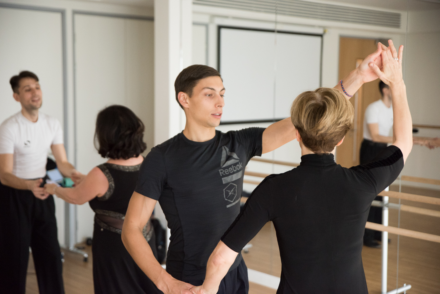 Group-Dance-classes-with-professional-partners