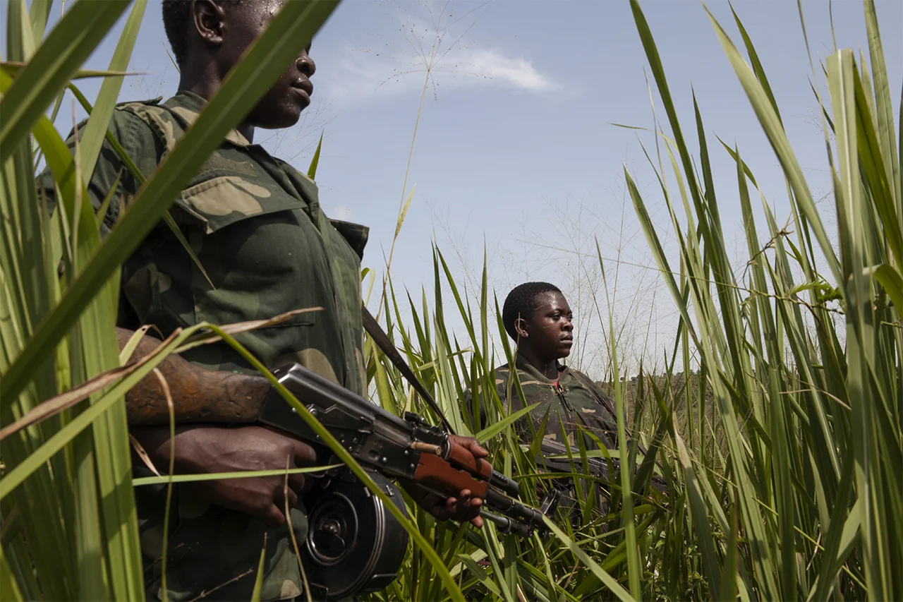 Kanieremervè Uivin and Major Francine Kanier during a patrol in the territory controlled by Mai Mai Shetani/FDP. Kanieremervè is 16 and Francine doesn’t declare her age. Both of them have been in the rebel group since 1 year. Nyamilima, North Kivu, DRC