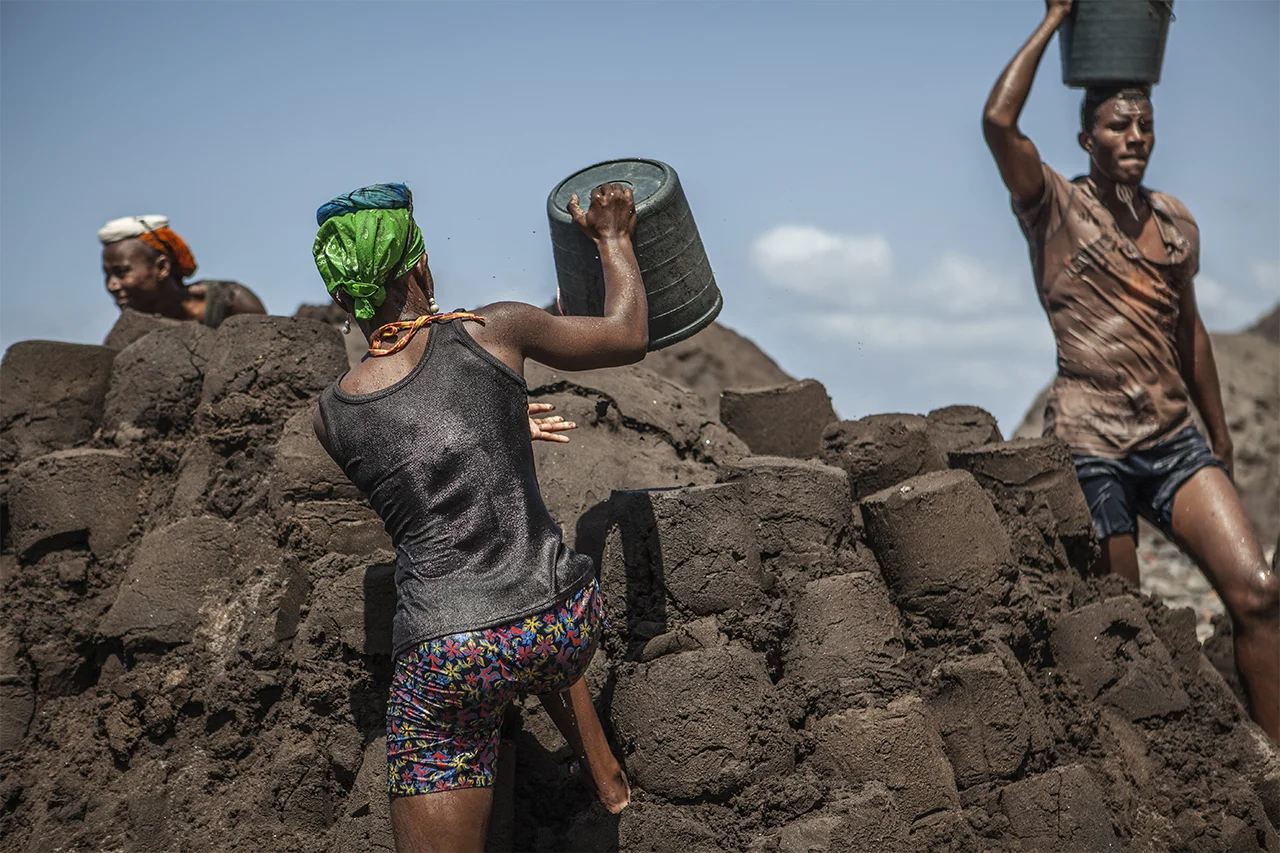 The sand of Charco is collected and sold mostly to the nearby town Assomada to build houses. Most of the revenue from this activity goes into the pockets of truckers who sell sand. What Ribeira da Barca is just one example of a problem of nationa