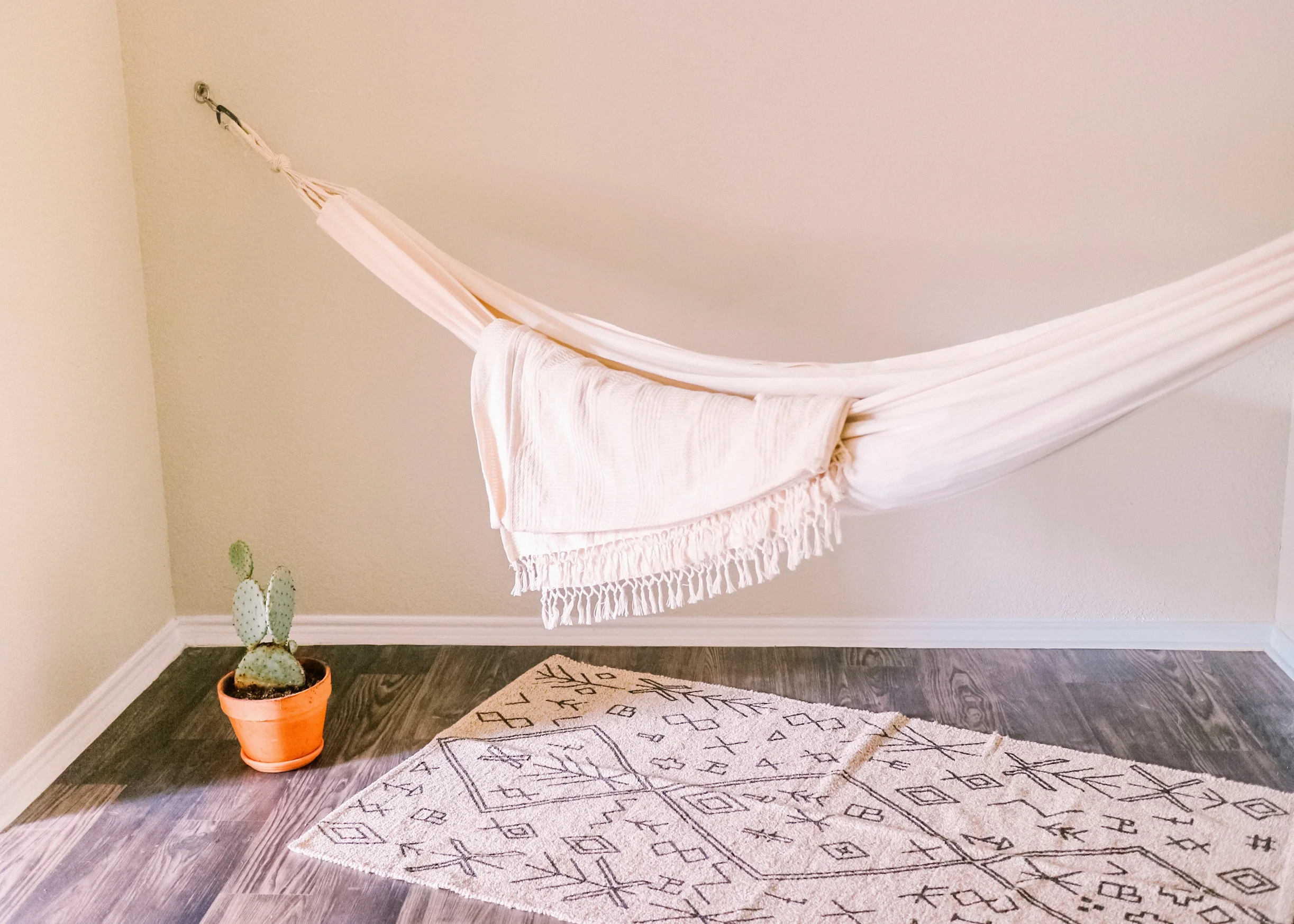 Furniture free living, photo by Heal Your Living.