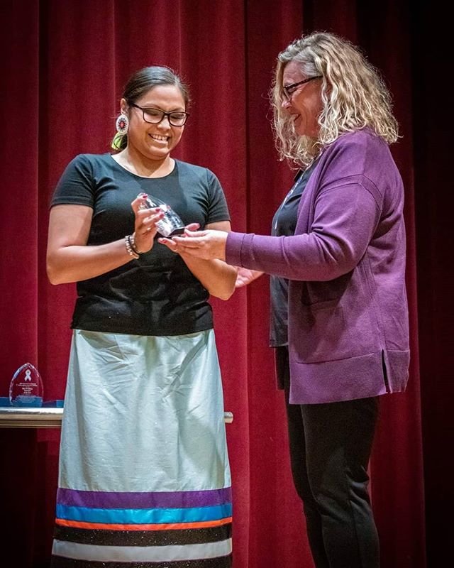 Congratulations to Oklahoma's Victim Service Advocate of the Year, Monique Hudson of the Ponca Tribe Domestic Violence Program!! 🥰🥰🥰🥰 Monique goes above and beyond to help victims of abuse. Monique was chosen from a group of nominees across #Oklahoma. Her bravery, compassion, and commitment is apparent to anyone that meets her.
#DVAM #DVAM19 #Ponca #PoncaTribe #Native #Indigenous #MMIW #EndingViolenceTogether #DV #DomesticViolenceAwarenessMonth #NativeAmerican