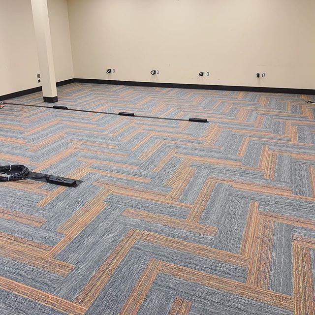 There&rsquo;s just something about a herringbone install 😍 Looking over pictures of our summer college &amp; university projects and this one definitely stands out. Love this @mohawkgroup carpet plank: Style - Seismic Wave, Color - Coastal.