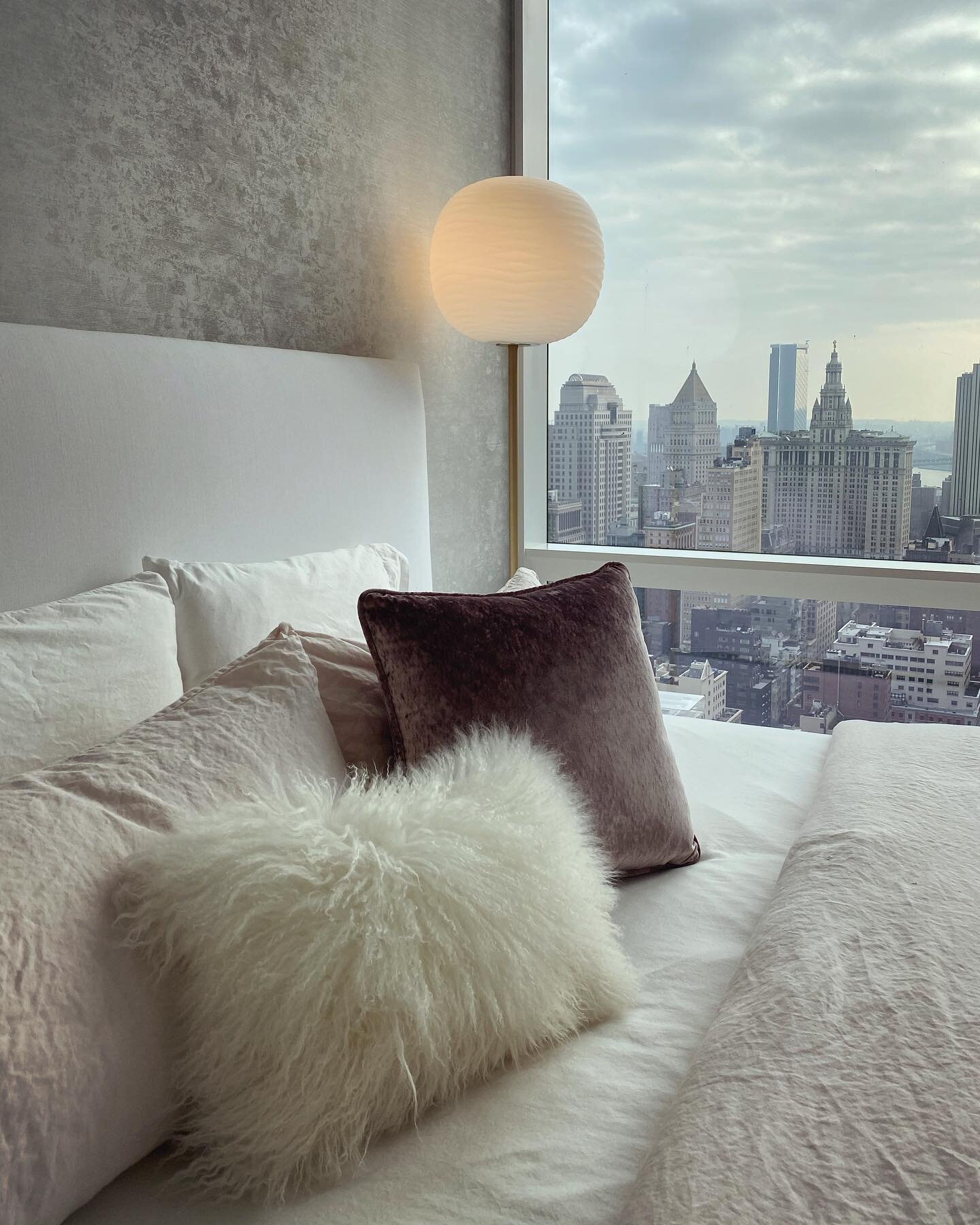 The guest bedroom of my TriBeCa project has a very serene vibe. The sunrise from this room is the most beautiful hello to your day! 🌅 #sunrise #nycsunrise #tribeca #111murray #togas #artemide #landgathome #thecitizenry #romofabrics #romo #wallpaper 