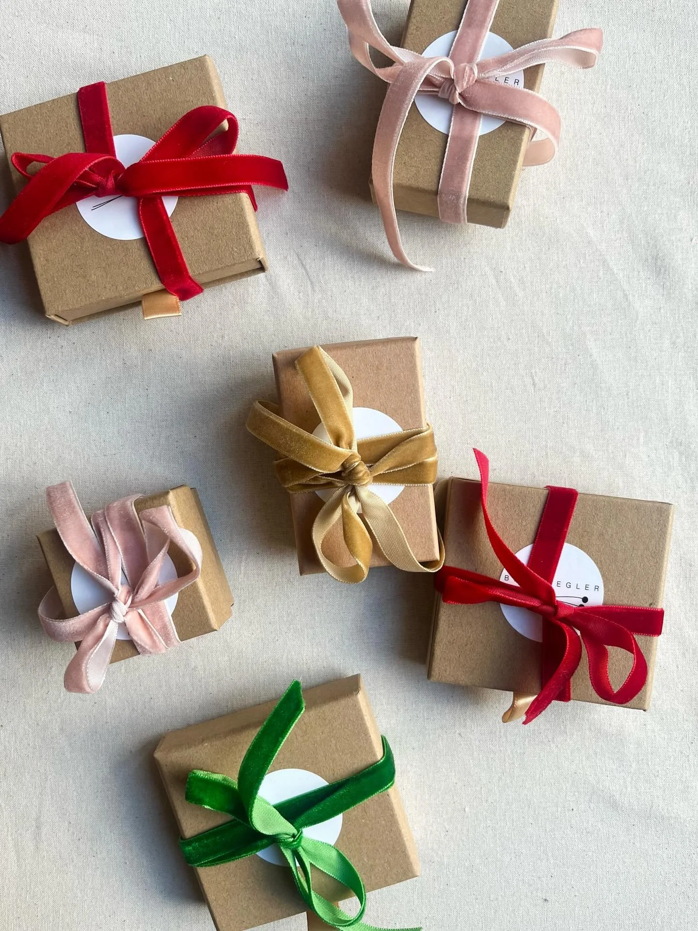 I can&rsquo;t show you much of what I&rsquo;ve been making recently because they&rsquo;re mainly bespoke pieces and I don&rsquo;t want to spoil any surprises&hellip;so here&rsquo;s the boxes tied up with velvet ribbons.