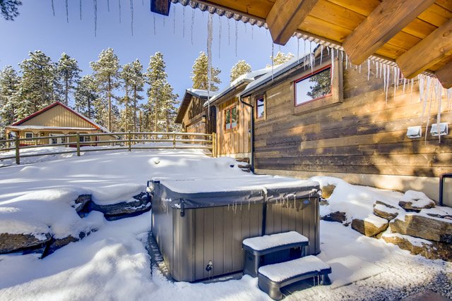 16 Exterior Hot Tub.jpeg