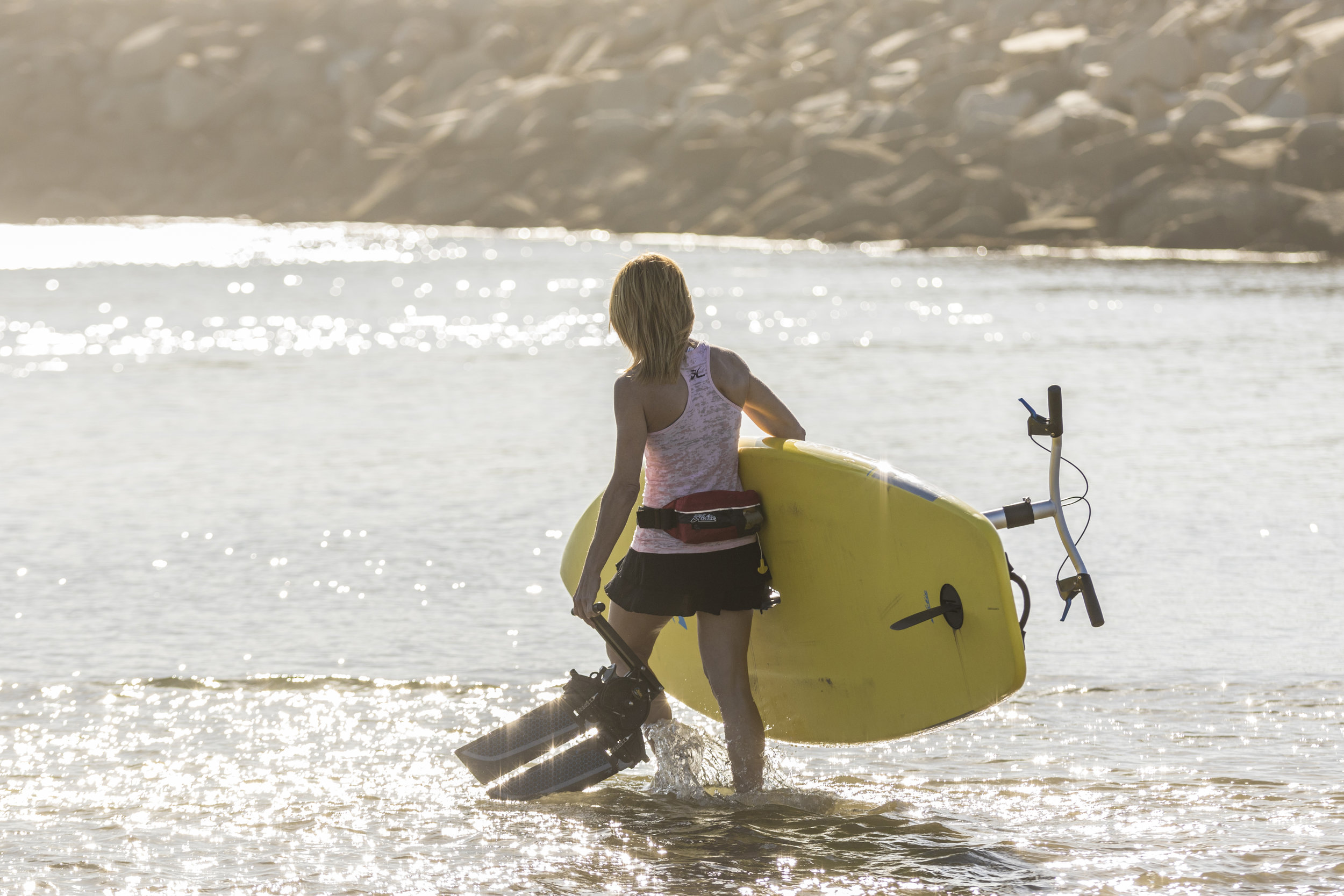 Eclipse-action-carry-beach-launch-Julie-9952-full.jpg