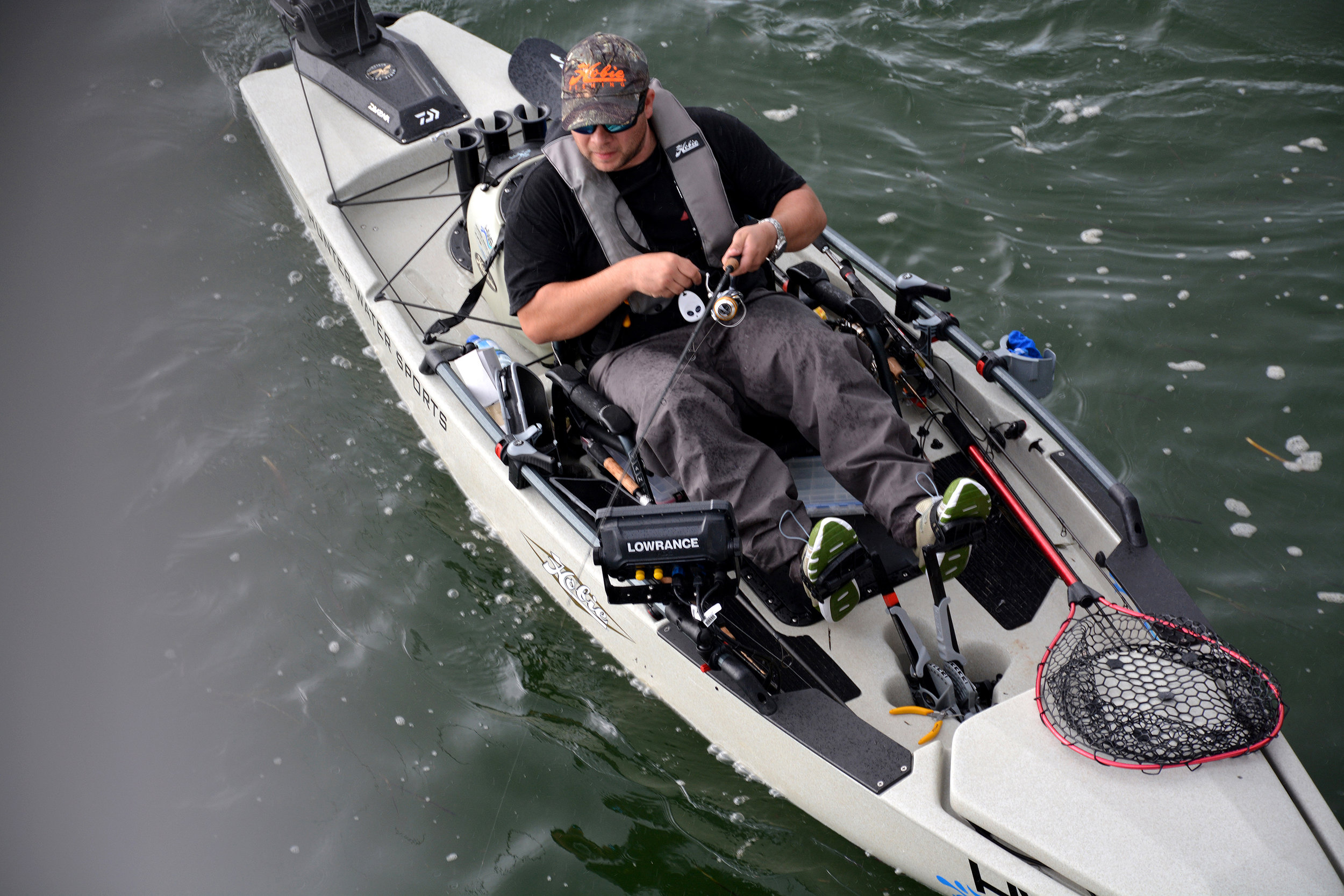 ProAngler14-action-fishing--dune-topview-rigged-livewell-powerpole-BobAUS-9565-lg.jpg