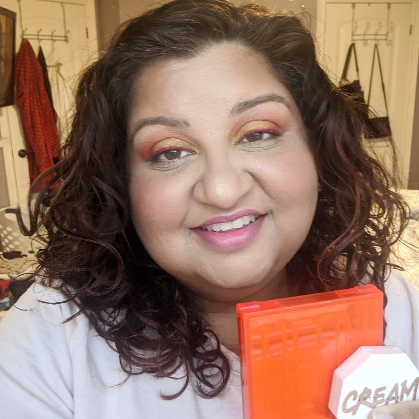 I recently tried two products I've been dying to get my hands on -- the @hudabeauty Neon Obsessions Palette in Neon Orange and @fentybeauty Cheeks Out Freestyle Cream Blush in Strawberry Drip. See my reviews 👇🏽! ✨
Huda Neon Obsessions: I was so exc