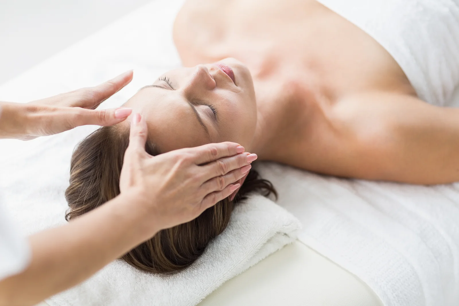 bigstock-Cropped-hands-of-therapist-per-137959802.jpg