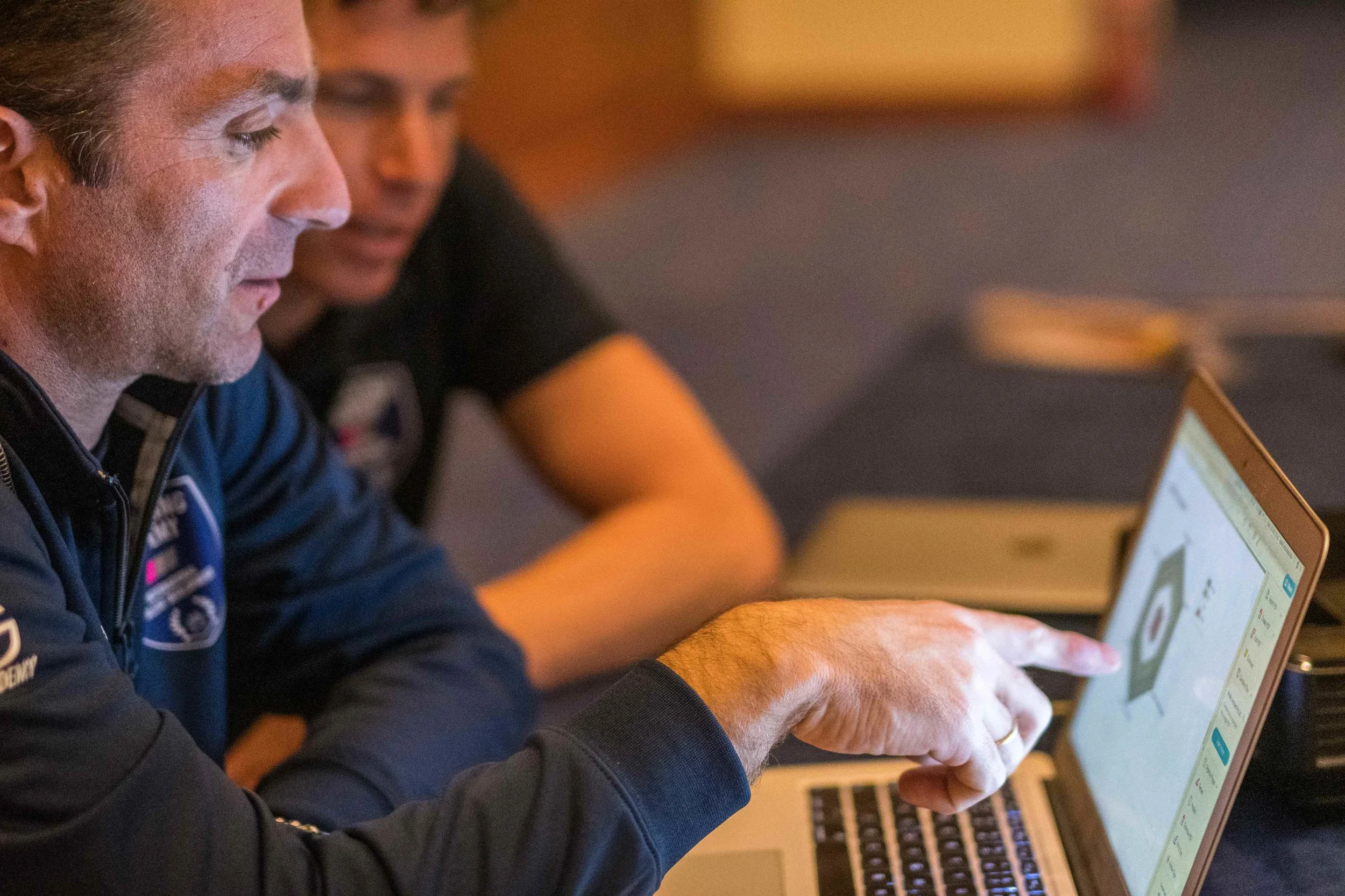 SEG Racing head coach Vasilis Anastopoulos explains INSCYD to Bart van Haaren