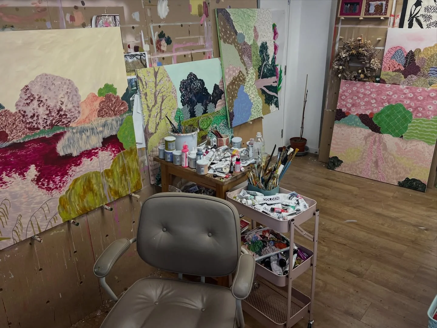 Studio this week 🌼🌼🌼 Very lucky to have air con in here during this heat wave ❤️&zwj;🔥