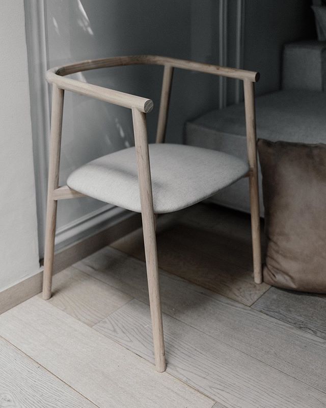 Silla Neutra con asiento de tapicer&iacute;a. Disponible en @casaquieta . .
Foto: @maritzalaracaceres