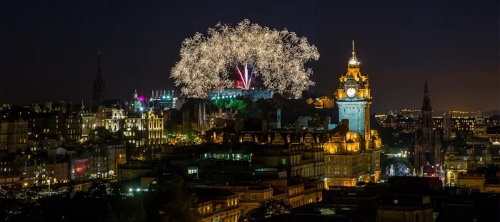Fuegos artificiales en el Castillo de Edimburgo. Foto Visit Scotland