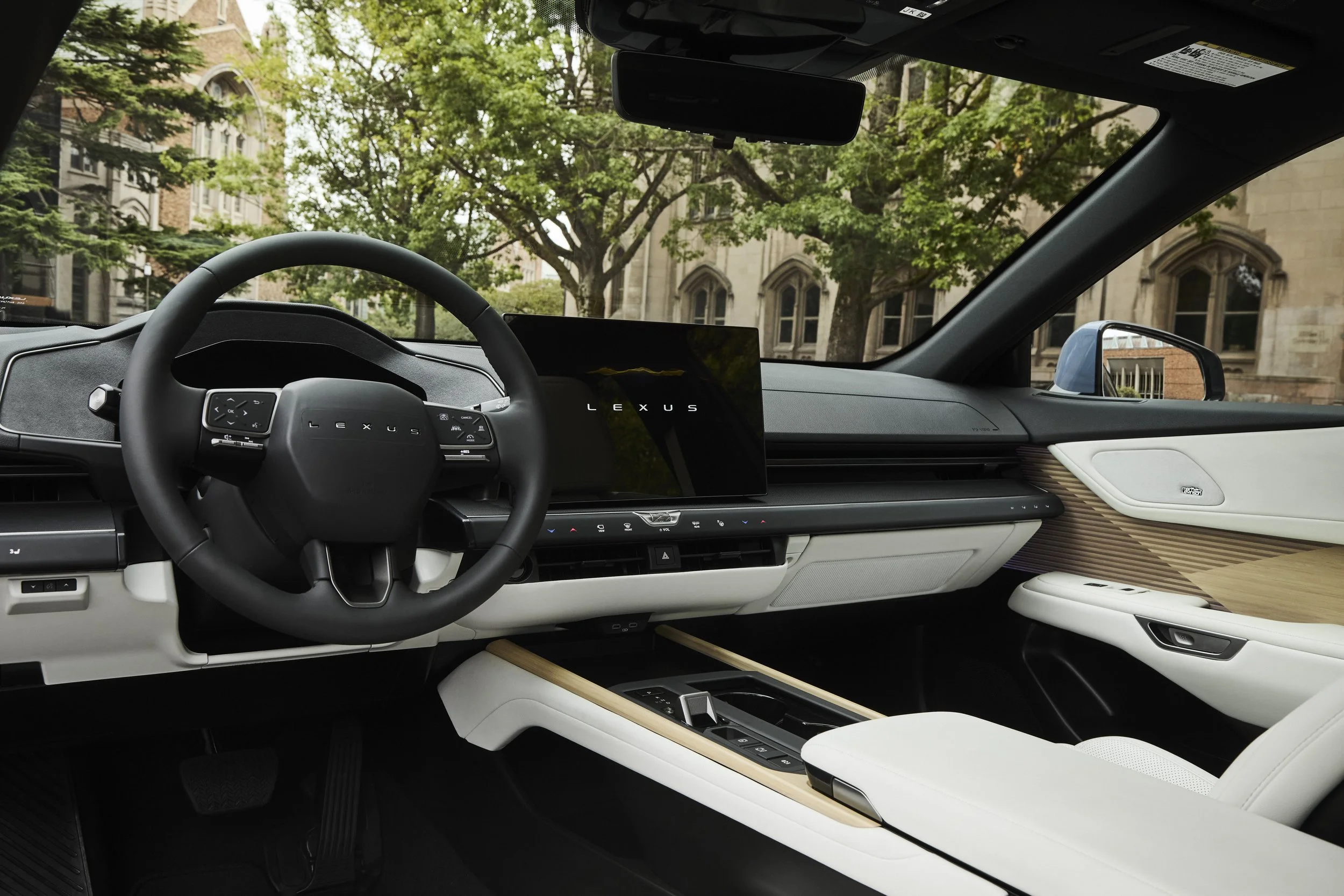 Interior del Lexus ES 350h con tablero digital, volante y detalles de madera clara