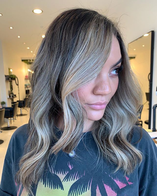 🔺SWIPE ACROSS FOR BEFORE🔺

This transformation today was epic, we had some serious color banding before, it was a little over processed and was lacking any dimension. We did a full head of transformation foils, adding lowlights in to give back to d