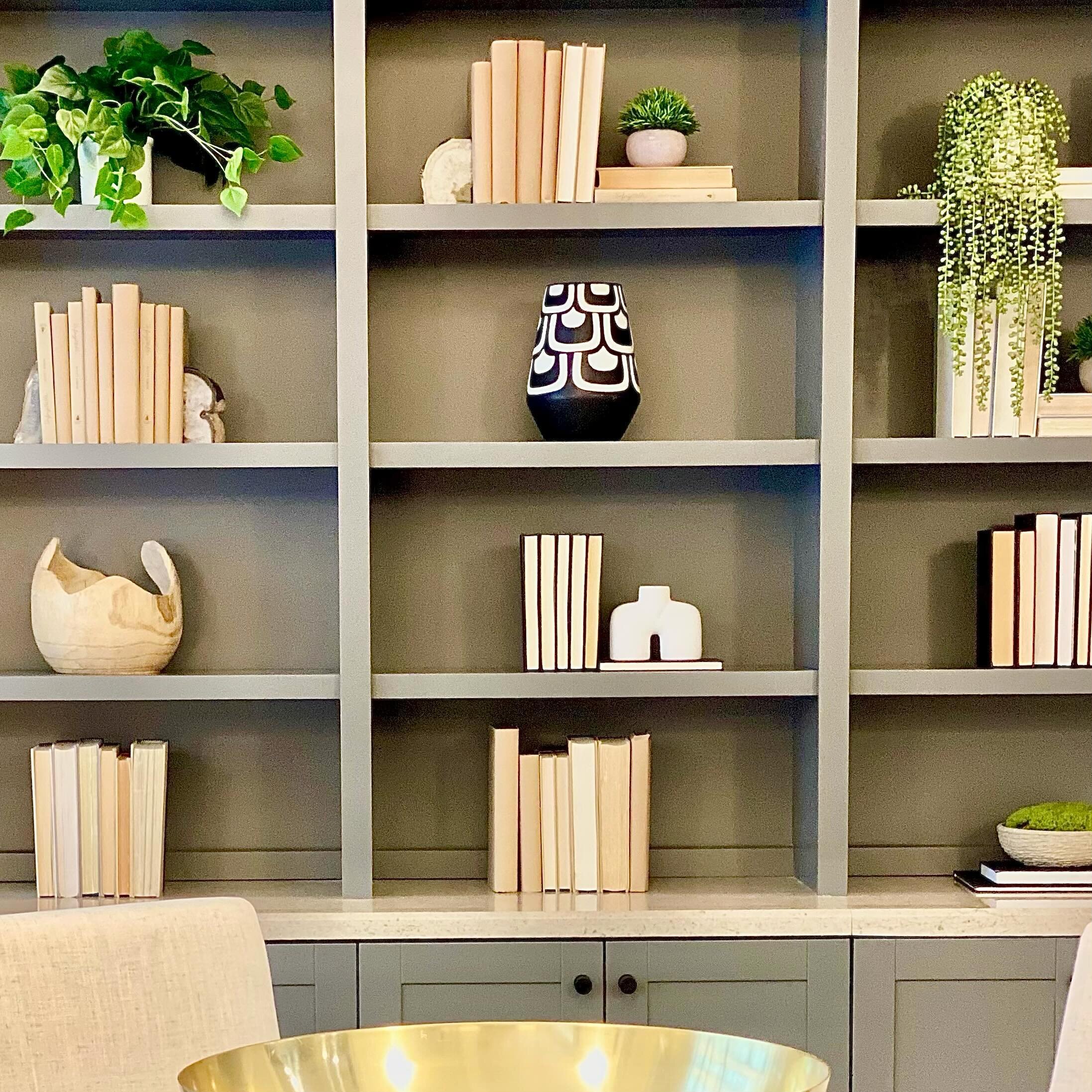 Happy, healthy bookshelves create a feeling of warmth and organization in a home- one of our favorite areas to stage. 🪴 #pslehmanstaging #bookshelfdecor #bookshelfinspo