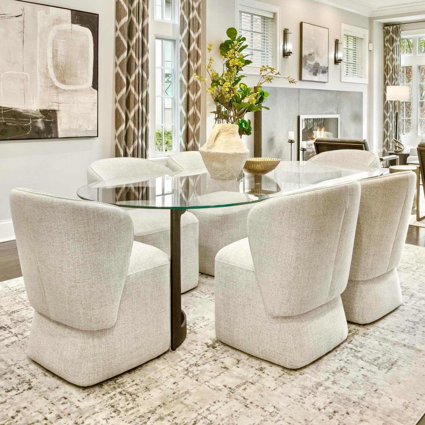 Where&rsquo;s dinner tonight? Consider bringing your buyers to agent Jeff Lowe&rsquo;s listing at 2744 N. Lakewood! Just listed and freshly staged two weeks ago 😁🔥 #pslehmanstaging #stagedtosell #luxuryhomestaging #lincolnparkhomesforsale