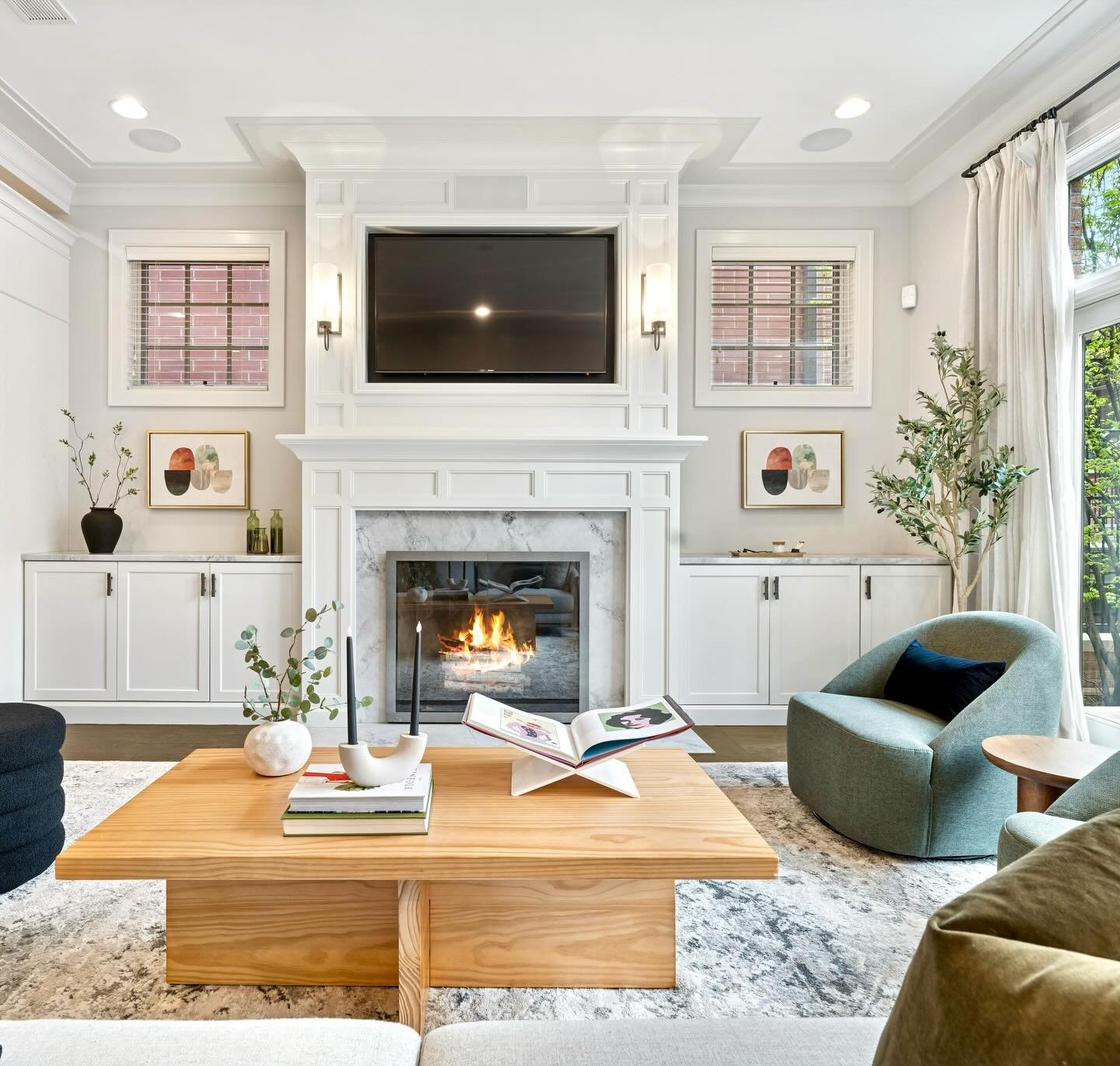 Memorial Day weekend in Chicago? Sunshine + fireplace 🔥🧊

#pslehmanstaging #summertimestaging #stagingchicagoland