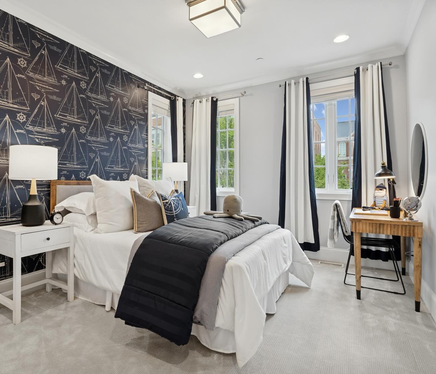 &ldquo;Can you work with this wallpaper?&rdquo; 
Why yes, we certainly can! 

And we&rsquo;re thrilled to report that this entire home was staged and sold in less than 1 week. 🤩🔥❤️Congratulations to agent Jeff Lowe and this client at 2744 N. Lakewo