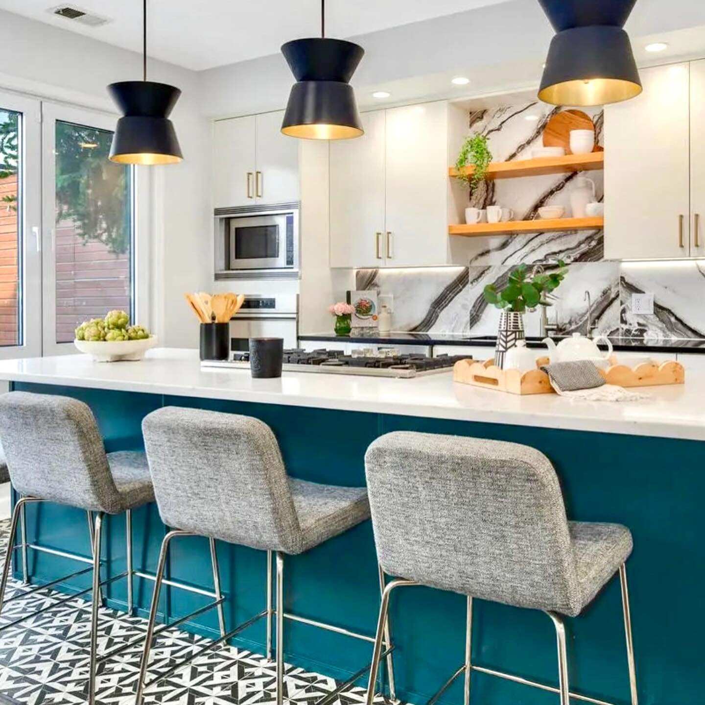 Good morning from 1850 N. Maud! Freshly staged last week by yours truly, agent Jen Belz welcomes you and your buyers now. Come on over for a tour with a coffee. ☕️ #pslehmanstaging #kitchenstaging #chicagorealestate