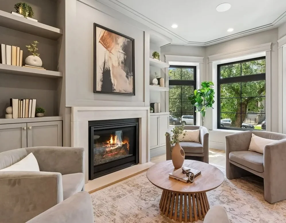Cozy welcome installed at 3719 N. Magnolia 🔥🍂🍁🍃 Contact agent Lucy Antanovich for more details #pslehmanstaging #stagedtosell #lincolnparkhomesforsale @bhhs_chicago
