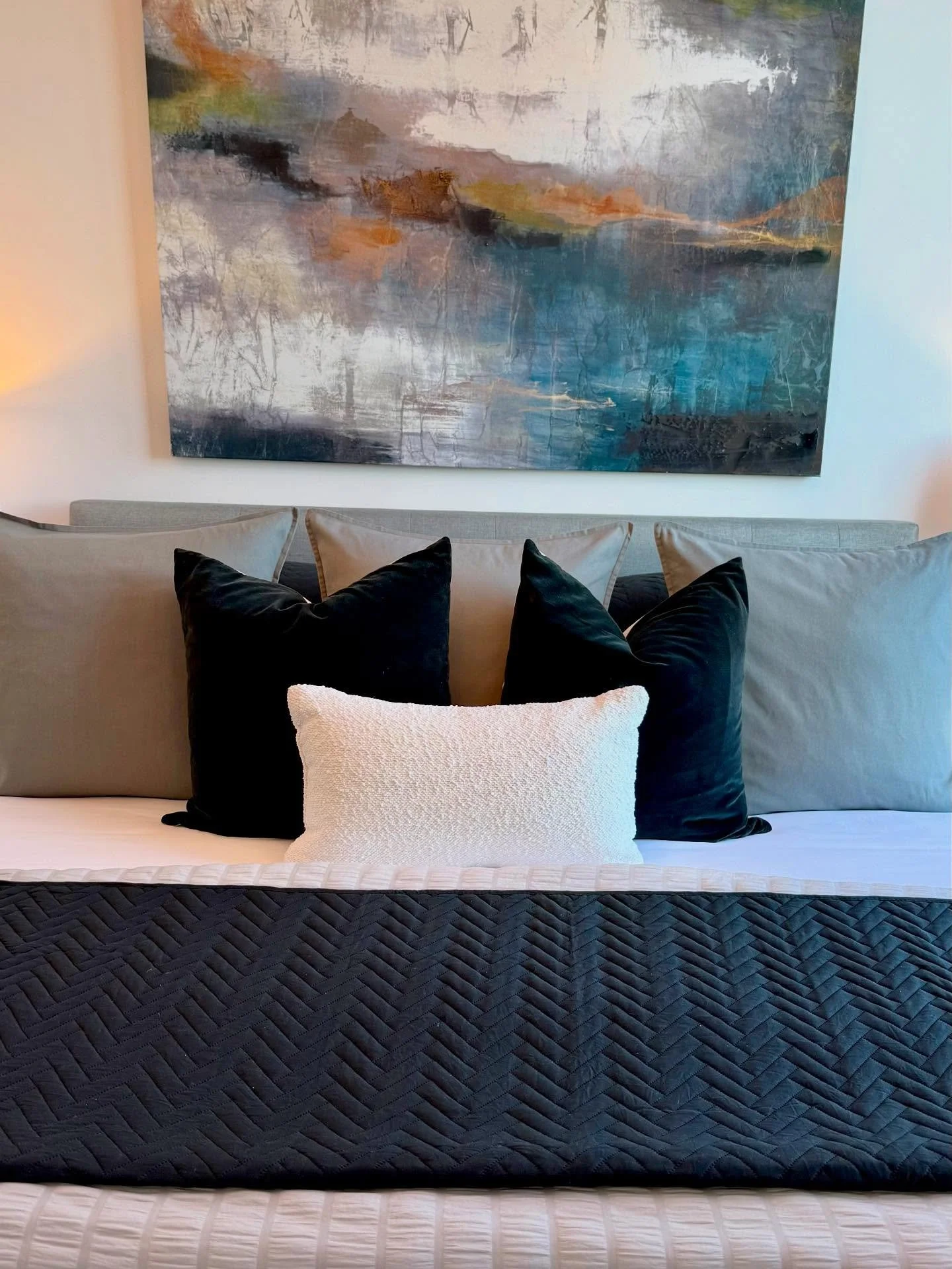 How do get someone&rsquo;s attention in the bedroom? You have us stage it 😆 #velvet #boucle #quilting #herringbone #cotton #painting #fall #luxurybedding