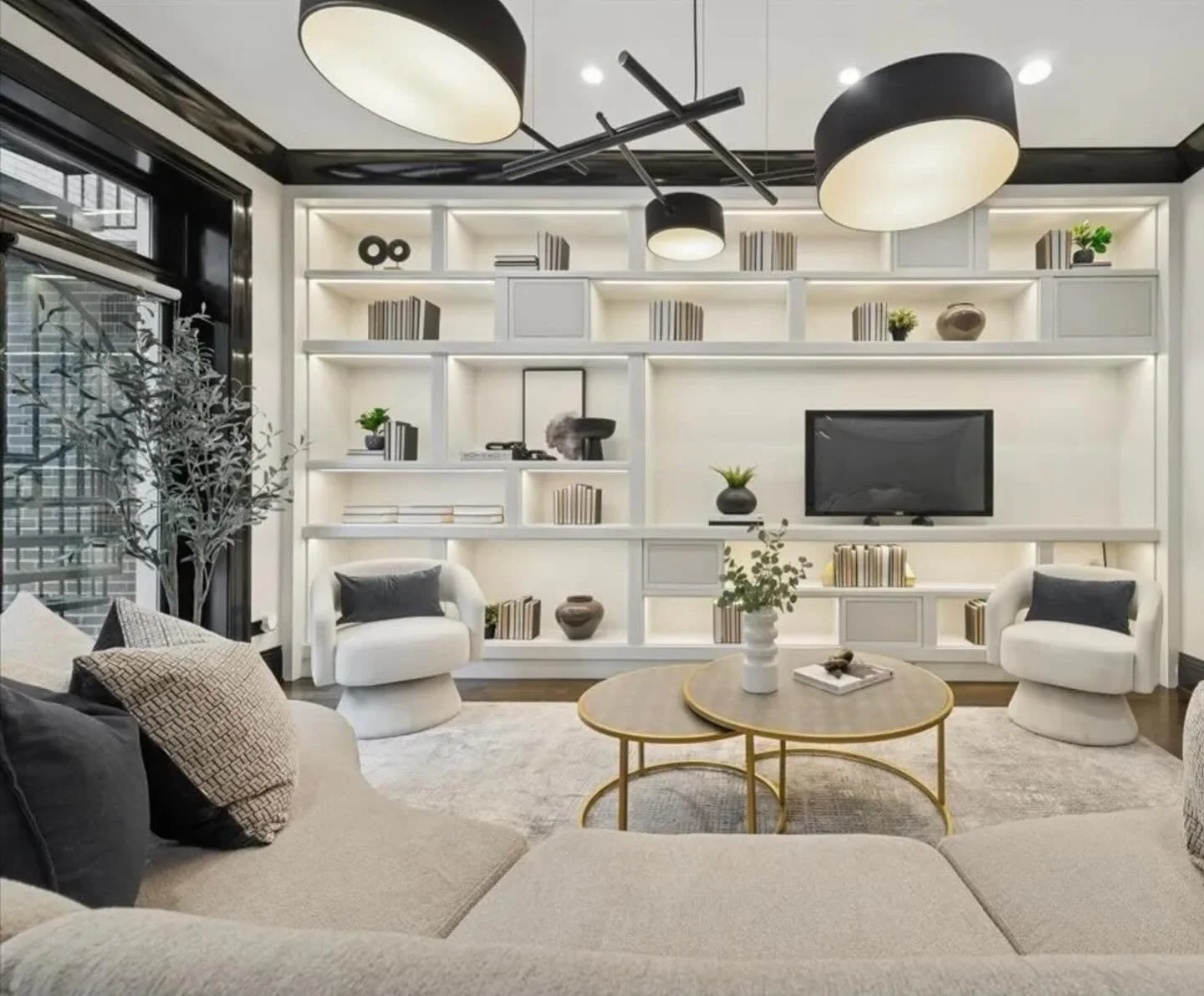 We just loved staging this cool house for agent Doug E. Smith! Contact him for all of the details about this SFH 5 bed| 5.5 bath house in the super luxe LP2550 complex in Lincoln Park. #pslehmanstaging #luxuryhomestaging #stagedtosell #justlisted✨