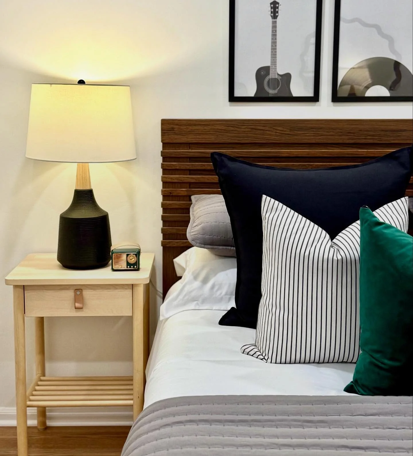 Sharing a few close ups of the Fall color details we added to 524 Forest Hill Road. 🍃🍁🍂
Contact agent William Fisher for all of the details if your clients are looking in Lake Forest. #pslehmanstaging #chicagolandstaging #justlisted✨