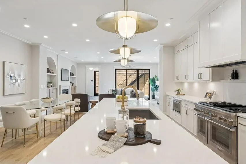 Good morning from the kitchen of 3719 N. Magnolia, where buyers will be celebrating the holidays next week!! 🥳 🎄Congratulations to our clients and agent Lucy Anatonovich on this sale! #pslehmanstaging #stagedandsold #stagingsellshomes❤️