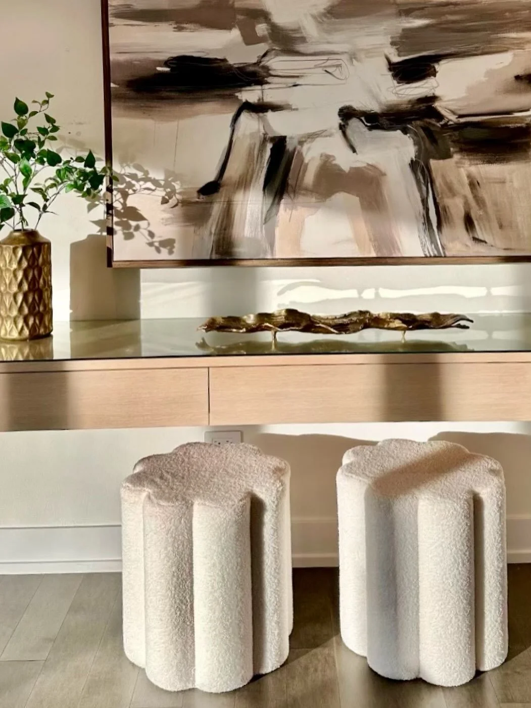 Good morning! Let&rsquo;s all sell some real estate today😁

#pslehmanstaging #stagingstilllife #detailsinspo #poufs