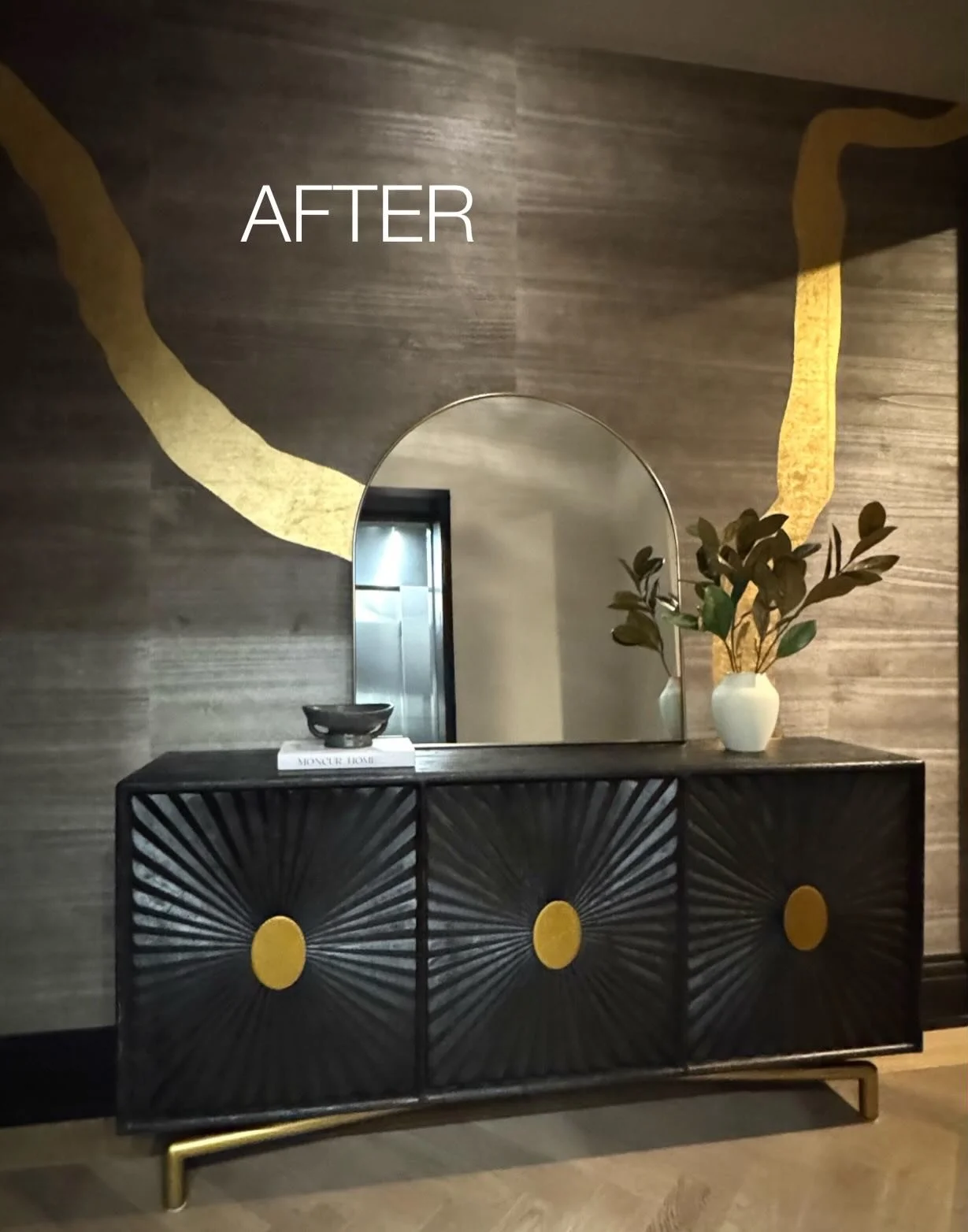 The Dowell Group is going to WOW the buyers right off the elevator at 1109 W. Washington now. Staged and ready to go! #pslehmanstaging #matchymatch #inspiredinteriors #wowinstawow #entryway