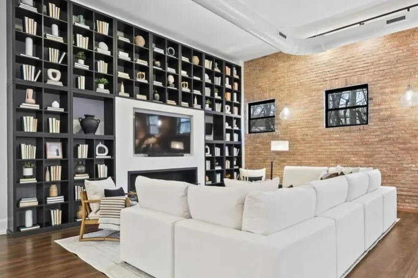 Monumental proportions here at 400 N. Racine in Fulton Market! We had the ladders, courageous stagers, and the vision to take the buyers eyes all the way to the top up this incredible built-in bookcase with our staging. 👀 Contact agent Brian Moon fo