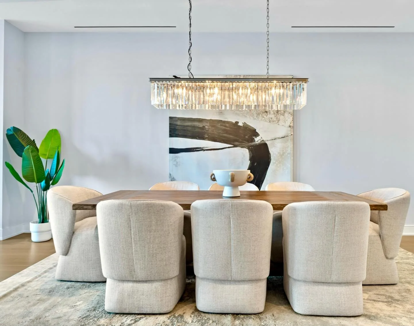 Buyers, welcome to this gorgeous dining room (and the rest of the home, of course) at 1550 N. Clark! Showing the full potential of a room is what our staging is all about. 🙂&zwj;↕️Contact agent Barbara Stone of the Lowe group for all of the details.