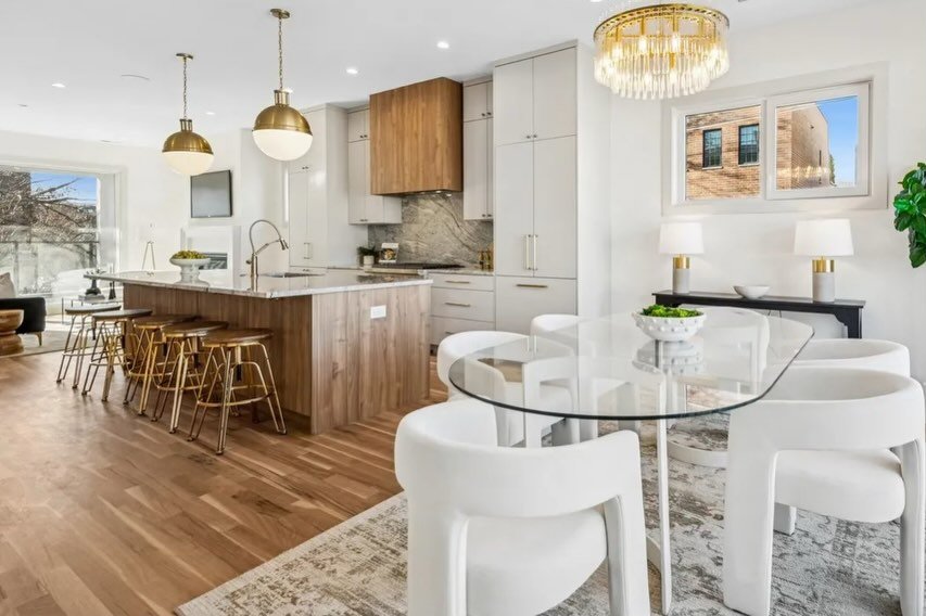 We&rsquo;ve got the sun today, Chicago, and just one unit left at 2246 W. Lyndale. 🌞 The top floor *SOLD* so we moved our staging down to this lovely unit # 1. Contact agents James Sheehan and Andrew Thurston before this one is gone.
#stagedbypslehm