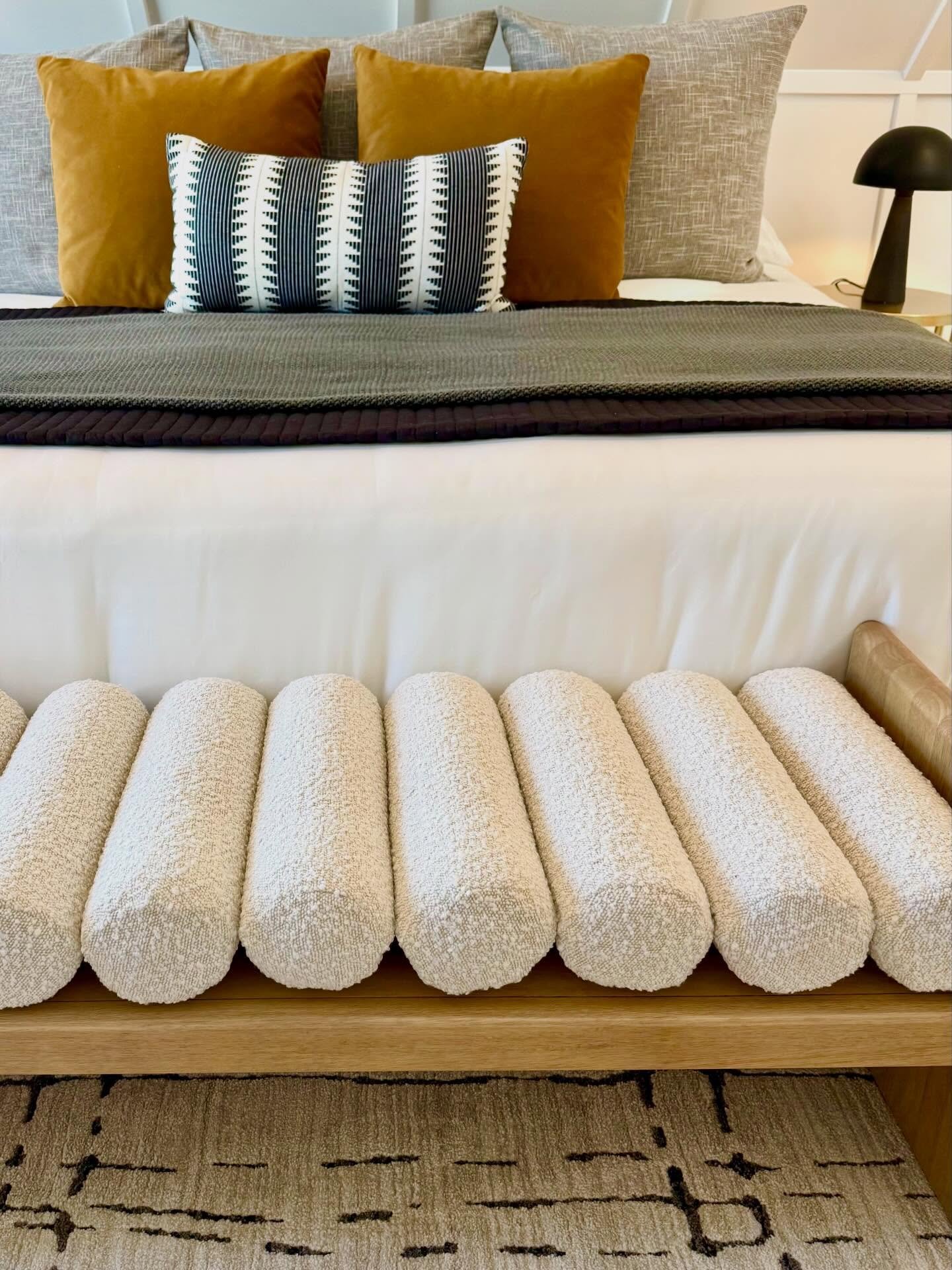 Sneak peek of a new staging 👀 
#stagedbypslehman #texturetuesday #beddingdetails #designinspᴏ